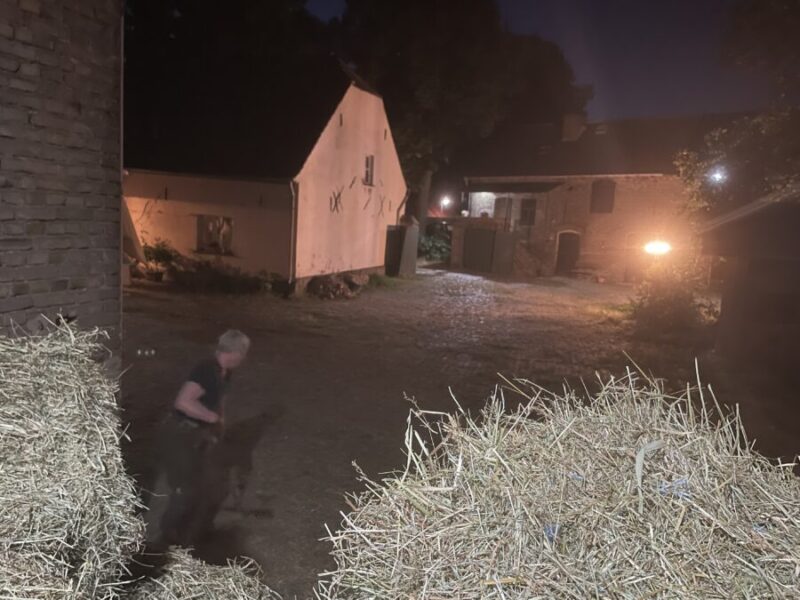 Ohne Gleichgewicht geht gar nichts- Heu einstapeln im Dunkeln.