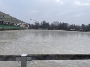 Eine Ebbe und Flutplatz wird zur Eisbahn.